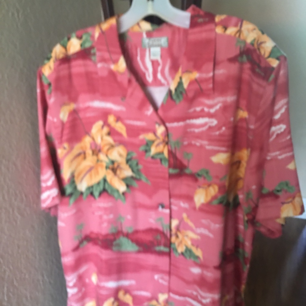 Ladies Tommy Bahama button does shir with a collar